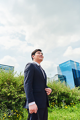 포토 JPG 주간 남자 로우앵글 회사 비즈니스 한명 서기 정장 상반신 성인 야외 옆모습 여름 30대 한국인 직장인 비즈니스맨 바이러스 사회이슈 출근 성인남자한명만 국내포토 자연요소 직업 1 옷 계절 뷰포인트 컨셉 모션 사람 동양인 장년 출퇴근 남자한명만 성인남자만 파일형식