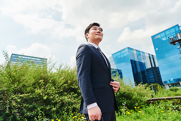 포토 JPG 주간 남자 로우앵글 회사 비즈니스 한명 서기 정장 상반신 성인 야외 옆모습 여름 30대 한국인 직장인 비즈니스맨 바이러스 사회이슈 출근 성인남자한명만 국내포토 자연요소 직업 1 옷 계절 뷰포인트 컨셉 모션 사람 동양인 장년 출퇴근 남자한명만 성인남자만 파일형식