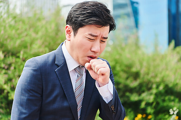 포토 JPG 주간 남자 회사 비즈니스 한명 서기 정장 상반신 성인 야외 옆모습 여름 30대 한국인 직장인 비즈니스맨 바이러스 사회이슈 기침 재채기 성인남자한명만 코로나바이러스 델타변이바이러스 국내포토 자연요소 직업 1 옷 계절 뷰포인트 컨셉 모션 사람 동양인 장년 남자한명만 성인남자만 파일형식