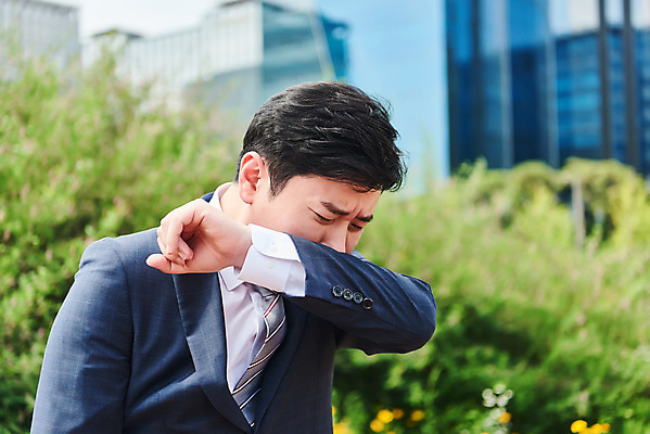 포토 JPG 주간 남자 회사 비즈니스 한명 서기 정장 상반신 성인 야외 옆모습 여름 30대 한국인 직장인 비즈니스맨 바이러스 사회이슈 기침 재채기 성인남자한명만 코로나바이러스 델타변이바이러스 국내포토 자연요소 직업 1 옷 계절 뷰포인트 컨셉 모션 사람 동양인 장년 남자한명만 성인남자만 파일형식