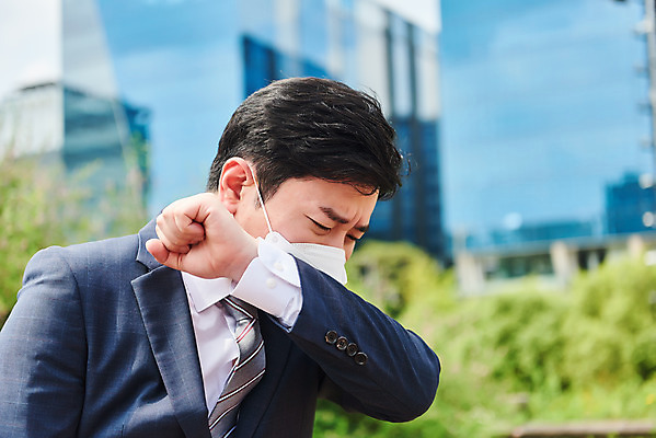 포토 JPG 주간 남자 회사 비즈니스 마스크 한명 서기 정장 상반신 성인 야외 옆모습 여름 30대 한국인 직장인 비즈니스맨 바이러스 사회이슈 기침 재채기 성인남자한명만 코로나바이러스 델타변이바이러스 국내포토 자연요소 직업 1 옷 계절 뷰포인트 컨셉 모션 사람 동양인 장년 남자한명만 성인남자만 파일형식