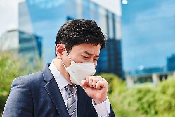 포토 JPG 주간 남자 회사 비즈니스 마스크 한명 서기 정장 상반신 성인 야외 옆모습 여름 30대 한국인 직장인 비즈니스맨 바이러스 사회이슈 기침 재채기 성인남자한명만 코로나바이러스 델타변이바이러스 국내포토 자연요소 직업 1 옷 계절 뷰포인트 컨셉 모션 사람 동양인 장년 남자한명만 성인남자만 파일형식