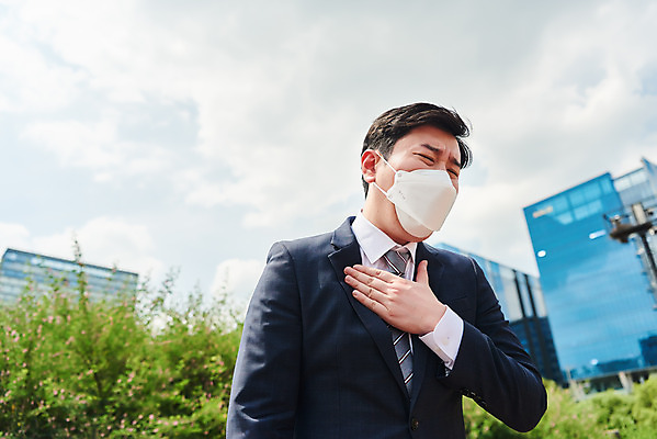 포토 JPG 주간 남자 로우앵글 회사 비즈니스 마스크 한명 서기 정장 상반신 성인 야외 옆모습 여름 30대 한국인 직장인 비즈니스맨 바이러스 사회이슈 기침 재채기 답답함 성인남자한명만 코로나바이러스 델타변이바이러스 국내포토 자연요소 직업 1 옷 계절 뷰포인트 컨셉 모션 사람 동양인 장년 감각 남자한명만 성인남자만 파일형식