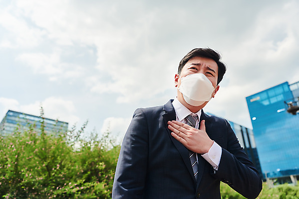포토 JPG 주간 남자 로우앵글 회사 비즈니스 마스크 한명 서기 정장 상반신 성인 야외 앞모습 여름 30대 한국인 직장인 비즈니스맨 바이러스 사회이슈 기침 재채기 답답함 성인남자한명만 코로나바이러스 델타변이바이러스 국내포토 자연요소 직업 1 옷 계절 뷰포인트 컨셉 모션 사람 동양인 장년 감각 남자한명만 성인남자만 파일형식