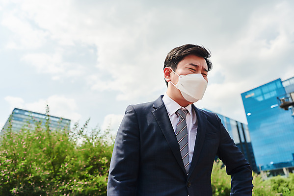 포토 JPG 주간 남자 로우앵글 회사 비즈니스 마스크 한명 서기 정장 상반신 성인 야외 옆모습 여름 30대 한국인 직장인 비즈니스맨 바이러스 사회이슈 기침 재채기 성인남자한명만 코로나바이러스 델타변이바이러스 국내포토 자연요소 직업 1 옷 계절 뷰포인트 컨셉 모션 사람 동양인 장년 남자한명만 성인남자만 파일형식
