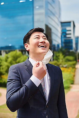 포토 JPG 주간 남자 회사 비즈니스 마스크 한명 서기 미소 정장 상반신 성인 야외 앞모습 여름 30대 한국인 직장인 비즈니스맨 바이러스 시원함 사회이슈 성인남자한명만 코로나바이러스 노마스크 델타변이바이러스 국내포토 자연요소 직업 1 옷 계절 뷰포인트 컨셉 모션 표정 사람 동양인 장년 남자한명만 성인남자만 파일형식