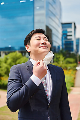 포토 JPG 주간 남자 회사 비즈니스 마스크 한명 서기 미소 정장 상반신 성인 야외 앞모습 여름 30대 한국인 직장인 비즈니스맨 바이러스 시원함 사회이슈 성인남자한명만 코로나바이러스 노마스크 델타변이바이러스 국내포토 자연요소 직업 1 옷 계절 뷰포인트 컨셉 모션 표정 사람 동양인 장년 남자한명만 성인남자만 파일형식