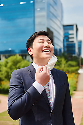 포토 JPG 주간 남자 회사 비즈니스 마스크 한명 서기 미소 정장 상반신 성인 야외 앞모습 여름 30대 한국인 직장인 비즈니스맨 바이러스 시원함 사회이슈 성인남자한명만 코로나바이러스 노마스크 델타변이바이러스 국내포토 자연요소 직업 1 옷 계절 뷰포인트 컨셉 모션 표정 사람 동양인 장년 남자한명만 성인남자만 파일형식