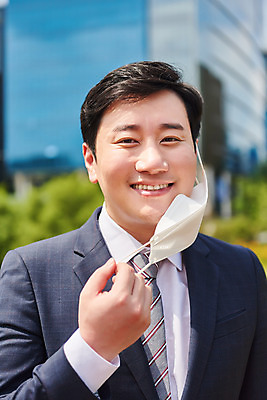 포토 JPG 주간 남자 회사 비즈니스 마스크 한명 서기 미소 정장 상반신 성인 야외 앞모습 여름 30대 한국인 직장인 비즈니스맨 바이러스 사회이슈 성인남자한명만 코로나바이러스 노마스크 델타변이바이러스 국내포토 자연요소 직업 1 옷 계절 뷰포인트 컨셉 모션 표정 사람 동양인 장년 남자한명만 성인남자만 파일형식