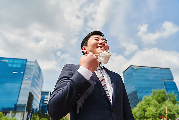포토 JPG 주간 남자 로우앵글 회사 비즈니스 마스크 한명 서기 미소 정장 상반신 성인 야외 앞모습 여름 30대 한국인 직장인 비즈니스맨 바이러스 시원함 사회이슈 성인남자한명만 코로나바이러스 노마스크 델타변이바이러스 국내포토 자연요소 직업 1 옷 계절 뷰포인트 컨셉 모션 표정 사람 동양인 장년 남자한명만 성인남자만 파일형식
