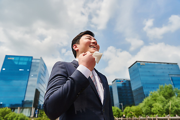 포토 JPG 주간 남자 로우앵글 회사 비즈니스 마스크 한명 서기 미소 정장 상반신 성인 야외 앞모습 여름 30대 한국인 직장인 비즈니스맨 바이러스 시원함 사회이슈 성인남자한명만 코로나바이러스 노마스크 델타변이바이러스 국내포토 자연요소 직업 1 옷 계절 뷰포인트 컨셉 모션 표정 사람 동양인 장년 남자한명만 성인남자만 파일형식