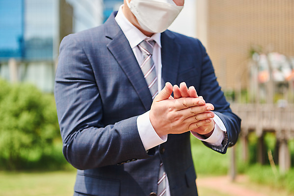 포토 JPG 주간 손 남자 회사 비즈니스 한명 서기 정장 상반신 성인 야외 앞모습 여름 30대 한국인 직장인 비즈니스맨 바이러스 사회이슈 성인남자한명만 코로나바이러스 손소독제 손소독 델타변이바이러스 국내포토 자연요소 직업 1 옷 계절 뷰포인트 컨셉 모션 사람 동양인 신체부위 장년 소독 소독제 남자한명만 성인남자만 파일형식