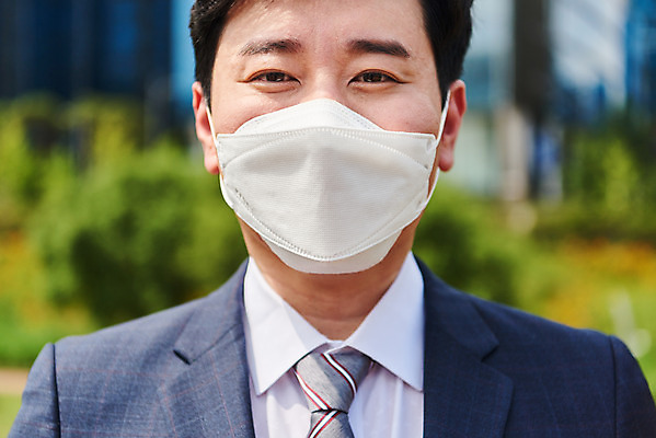 포토 JPG 주간 남자 얼굴 회사 비즈니스 마스크 한명 서기 미소 정장 상반신 성인 야외 앞모습 여름 30대 한국인 직장인 비즈니스맨 바이러스 사회이슈 성인남자한명만 코로나바이러스 델타변이바이러스 국내포토 자연요소 직업 1 옷 계절 뷰포인트 컨셉 모션 표정 사람 동양인 신체부위 장년 남자한명만 성인남자만 파일형식