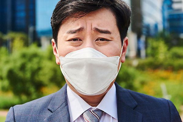포토 JPG 주간 남자 얼굴 회사 비즈니스 마스크 한명 서기 정장 상반신 성인 야외 앞모습 여름 30대 한국인 짜증 직장인 비즈니스맨 바이러스 사회이슈 성인남자한명만 불편함 코로나바이러스 델타변이바이러스 국내포토 자연요소 직업 1 옷 계절 감정 뷰포인트 컨셉 모션 사람 동양인 신체부위 장년 감각 남자한명만 성인남자만 파일형식