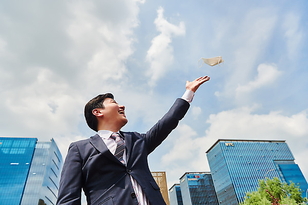 포토 JPG 주간 남자 로우앵글 회사 비즈니스 마스크 한명 서기 미소 정장 상반신 성인 야외 앞모습 여름 30대 한국인 직장인 비즈니스맨 던지기 바이러스 사회이슈 성인남자한명만 코로나바이러스 노마스크 델타변이바이러스 국내포토 자연요소 직업 1 옷 계절 뷰포인트 컨셉 모션 표정 사람 동양인 장년 남자한명만 성인남자만 파일형식