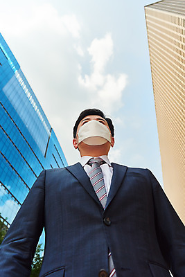 포토 JPG 주간 남자 로우앵글 회사 비즈니스 마스크 한명 서기 정장 상반신 성인 야외 앞모습 여름 30대 한국인 직장인 비즈니스맨 바이러스 사회이슈 고민 성인남자한명만 코로나바이러스 델타변이바이러스 국내포토 자연요소 직업 1 옷 계절 감정 뷰포인트 컨셉 모션 사람 동양인 장년 남자한명만 성인남자만 파일형식
