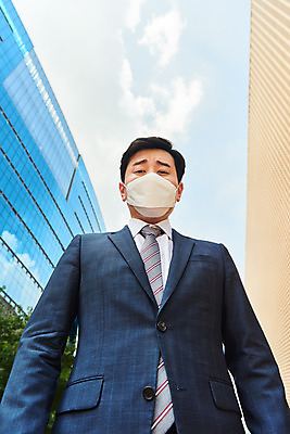 포토 JPG 주간 남자 로우앵글 회사 비즈니스 마스크 한명 서기 정장 상반신 성인 야외 앞모습 여름 30대 한국인 직장인 비즈니스맨 바이러스 사회이슈 고민 성인남자한명만 코로나바이러스 델타변이바이러스 국내포토 자연요소 직업 1 옷 계절 감정 뷰포인트 컨셉 모션 사람 동양인 장년 남자한명만 성인남자만 파일형식