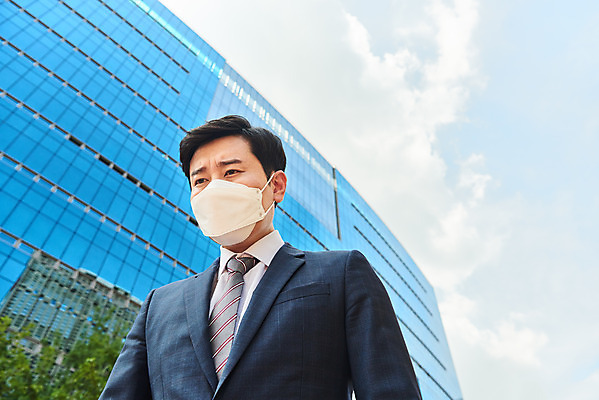 포토 JPG 주간 남자 로우앵글 회사 비즈니스 마스크 한명 서기 정장 상반신 성인 야외 앞모습 여름 30대 한국인 직장인 비즈니스맨 바이러스 사회이슈 고민 성인남자한명만 코로나바이러스 델타변이바이러스 국내포토 자연요소 직업 1 옷 계절 감정 뷰포인트 컨셉 모션 사람 동양인 장년 남자한명만 성인남자만 파일형식