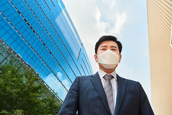 포토 JPG 주간 남자 로우앵글 회사 비즈니스 마스크 한명 서기 정장 상반신 성인 야외 앞모습 여름 30대 한국인 직장인 비즈니스맨 바이러스 사회이슈 고민 성인남자한명만 코로나바이러스 델타변이바이러스 국내포토 자연요소 직업 1 옷 계절 감정 뷰포인트 컨셉 모션 사람 동양인 장년 남자한명만 성인남자만 파일형식