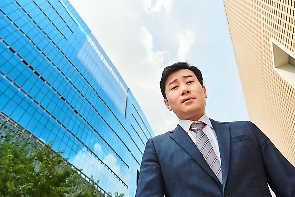 포토 JPG 주간 남자 로우앵글 회사 비즈니스 한명 서기 정장 상반신 성인 야외 앞모습 여름 30대 한국인 직장인 비즈니스맨 바이러스 사회이슈 고민 성인남자한명만 국내포토 자연요소 직업 1 옷 계절 감정 뷰포인트 컨셉 모션 사람 동양인 장년 남자한명만 성인남자만 파일형식