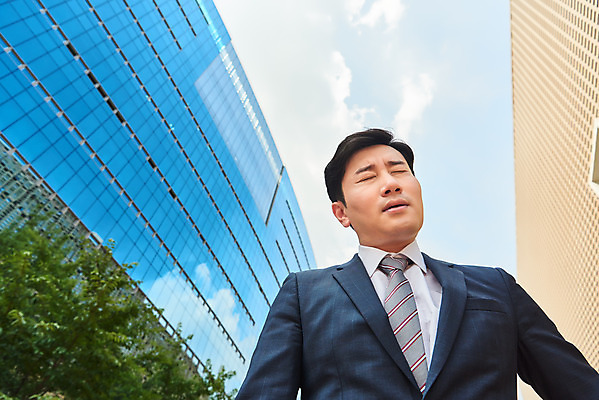 포토 JPG 주간 남자 로우앵글 회사 비즈니스 한명 서기 정장 상반신 성인 야외 앞모습 여름 30대 한국인 짜증 직장인 비즈니스맨 바이러스 사회이슈 고민 성인남자한명만 국내포토 자연요소 직업 1 옷 계절 감정 뷰포인트 컨셉 모션 사람 동양인 장년 남자한명만 성인남자만 파일형식