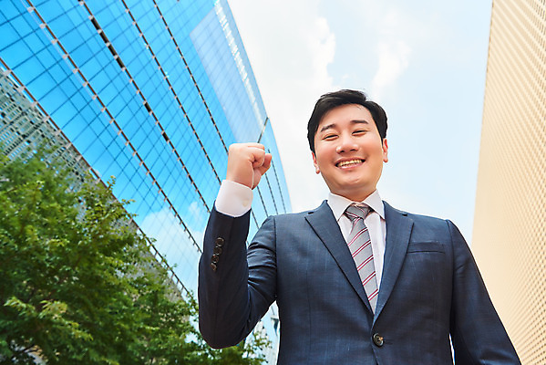 포토 JPG 주간 남자 로우앵글 회사 비즈니스 응원 한명 서기 미소 정장 상반신 성인 야외 앞모습 여름 30대 파이팅 주먹 한국인 직장인 비즈니스맨 바이러스 사회이슈 성인남자한명만 국내포토 자연요소 직업 1 옷 계절 뷰포인트 컨셉 모션 표정 사람 동양인 장년 남자한명만 성인남자만 파일형식