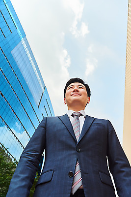 포토 JPG 주간 응시 남자 로우앵글 회사 비즈니스 한명 서기 미소 정장 상반신 성인 야외 앞모습 여름 30대 한국인 직장인 비즈니스맨 바이러스 사회이슈 성인남자한명만 국내포토 자연요소 직업 1 시선 옷 계절 뷰포인트 컨셉 모션 표정 사람 동양인 장년 남자한명만 성인남자만 파일형식