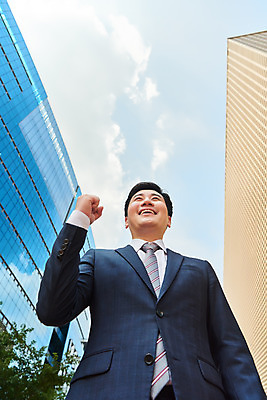 포토 JPG 주간 남자 로우앵글 회사 비즈니스 응원 한명 서기 미소 정장 상반신 성인 야외 앞모습 여름 30대 파이팅 주먹 한국인 직장인 비즈니스맨 바이러스 사회이슈 성인남자한명만 국내포토 자연요소 직업 1 옷 계절 뷰포인트 컨셉 모션 표정 사람 동양인 장년 남자한명만 성인남자만 파일형식