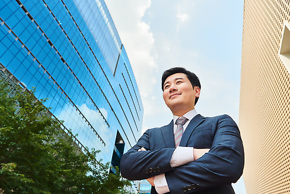 포토 JPG 주간 남자 로우앵글 회사 비즈니스 한명 서기 미소 정장 상반신 성인 야외 앞모습 여름 30대 팔짱 한국인 직장인 비즈니스맨 바이러스 사회이슈 성인남자한명만 국내포토 자연요소 직업 1 옷 계절 뷰포인트 컨셉 모션 표정 사람 동양인 장년 남자한명만 성인남자만 파일형식