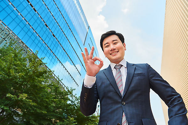 포토 JPG 주간 남자 로우앵글 회사 비즈니스 한명 서기 미소 정장 손짓 상반신 성인 야외 앞모습 여름 30대 한국인 직장인 비즈니스맨 바이러스 OK 사회이슈 성인남자한명만 국내포토 자연요소 직업 1 옷 계절 뷰포인트 컨셉 모션 표정 사람 동양인 장년 남자한명만 성인남자만 파일형식