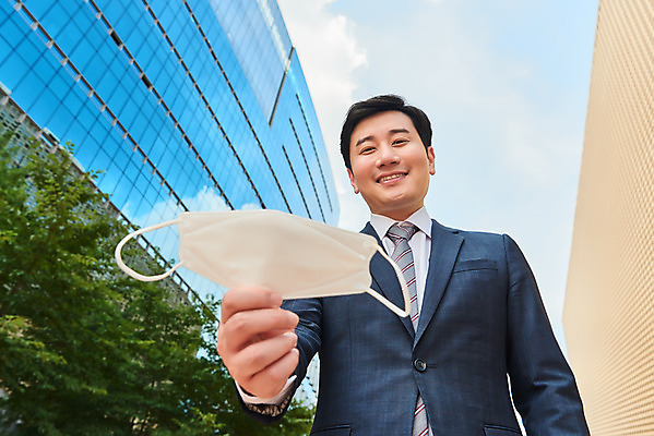 포토 JPG 주간 남자 로우앵글 회사 비즈니스 마스크 한명 서기 미소 들기 정장 상반신 성인 야외 앞모습 여름 30대 한국인 직장인 비즈니스맨 바이러스 사회이슈 성인남자한명만 코로나바이러스 노마스크 델타변이바이러스 국내포토 자연요소 직업 1 옷 계절 뷰포인트 컨셉 모션 표정 사람 동양인 장년 남자한명만 성인남자만 파일형식