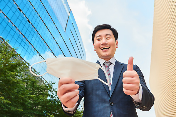 포토 JPG 주간 남자 로우앵글 회사 비즈니스 마스크 한명 서기 미소 들기 정장 상반신 성인 야외 앞모습 여름 30대 한국인 최고 직장인 비즈니스맨 바이러스 사회이슈 성인남자한명만 코로나바이러스 노마스크 델타변이바이러스 국내포토 자연요소 직업 1 옷 계절 뷰포인트 컨셉 모션 표정 사람 동양인 장년 남자한명만 성인남자만 파일형식