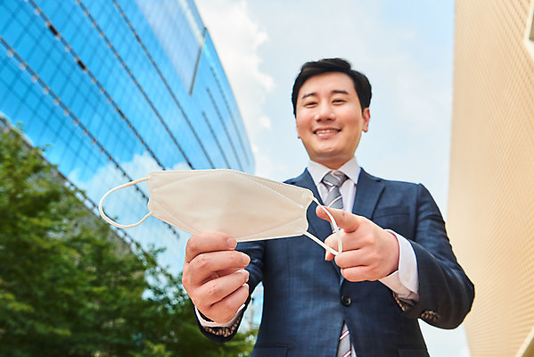 포토 JPG 주간 남자 로우앵글 회사 비즈니스 마스크 한명 서기 미소 들기 정장 상반신 성인 야외 앞모습 여름 30대 한국인 가리킴 직장인 비즈니스맨 바이러스 사회이슈 성인남자한명만 코로나바이러스 노마스크 델타변이바이러스 국내포토 자연요소 직업 1 옷 계절 뷰포인트 컨셉 모션 표정 사람 동양인 손짓 장년 남자한명만 성인남자만 파일형식