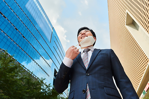 포토 JPG 주간 응시 남자 로우앵글 회사 비즈니스 마스크 한명 서기 미소 정장 상반신 성인 야외 앞모습 여름 30대 한국인 직장인 비즈니스맨 바이러스 사회이슈 성인남자한명만 코로나바이러스 노마스크 델타변이바이러스 국내포토 자연요소 직업 1 시선 옷 계절 뷰포인트 컨셉 모션 표정 사람 동양인 장년 남자한명만 성인남자만 파일형식