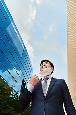 포토 JPG 주간 응시 남자 로우앵글 회사 비즈니스 마스크 한명 서기 미소 정장 상반신 성인 야외 앞모습 여름 30대 한국인 직장인 비즈니스맨 바이러스 사회이슈 성인남자한명만 코로나바이러스 노마스크 델타변이바이러스 국내포토 자연요소 직업 1 시선 옷 계절 뷰포인트 컨셉 모션 표정 사람 동양인 장년 남자한명만 성인남자만 파일형식