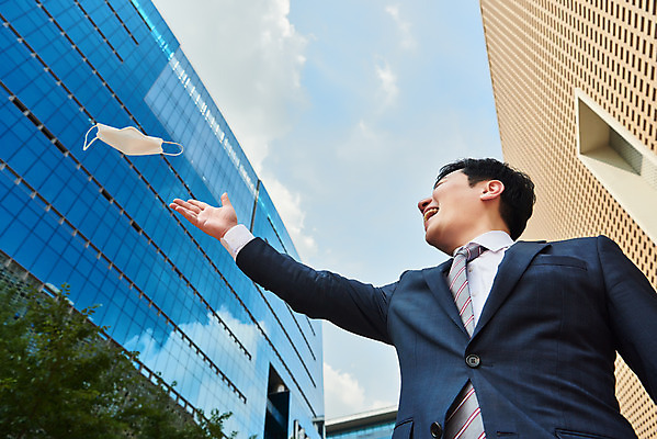 포토 JPG 주간 남자 로우앵글 회사 비즈니스 마스크 한명 서기 정장 상반신 성인 야외 앞모습 여름 30대 한국인 직장인 비즈니스맨 던지기 바이러스 사회이슈 성인남자한명만 코로나바이러스 노마스크 델타변이바이러스 국내포토 자연요소 직업 1 옷 계절 뷰포인트 컨셉 모션 사람 동양인 장년 남자한명만 성인남자만 파일형식