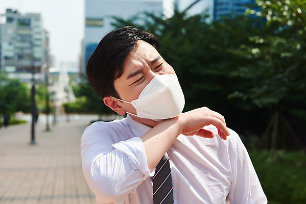 포토 JPG 주간 남자 회사 비즈니스 마스크 한명 서기 정장 상반신 성인 야외 앞모습 여름 30대 한국인 짜증 직장인 비즈니스맨 바이러스 더위 사회이슈 땀 성인남자한명만 폭염주의보 코로나바이러스 델타변이바이러스 국내포토 자연요소 직업 1 옷 계절 감정 뷰포인트 컨셉 모션 날씨 사람 동양인 장년 자연재해 남자한명만 성인남자만 파일형식