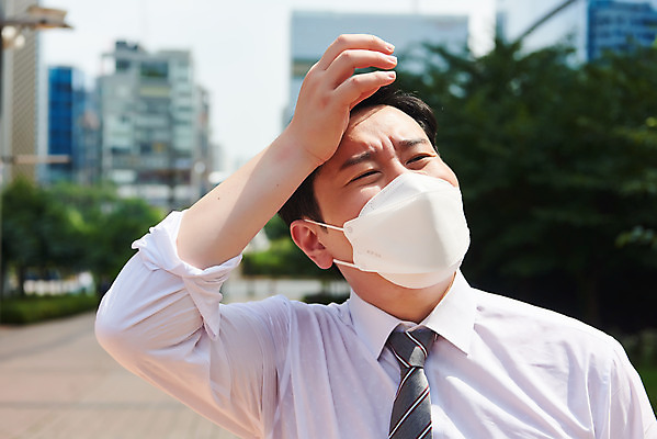 포토 JPG 주간 남자 회사 비즈니스 마스크 한명 서기 정장 상반신 성인 야외 앞모습 여름 30대 한국인 짜증 직장인 비즈니스맨 바이러스 더위 사회이슈 땀 성인남자한명만 폭염주의보 코로나바이러스 델타변이바이러스 국내포토 자연요소 직업 1 옷 계절 감정 뷰포인트 컨셉 모션 날씨 사람 동양인 장년 자연재해 남자한명만 성인남자만 파일형식