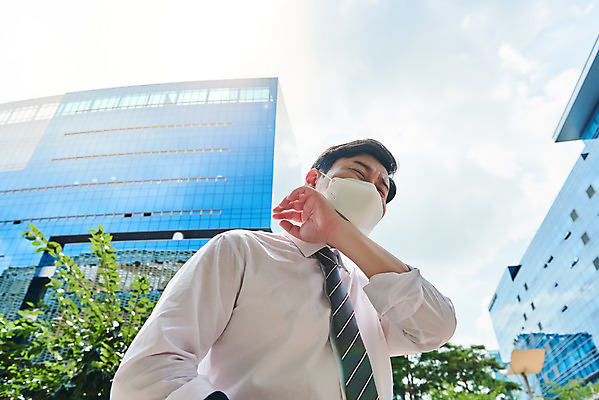 포토 JPG 주간 남자 로우앵글 회사 비즈니스 마스크 한명 서기 정장 상반신 성인 야외 옆모습 여름 30대 한국인 직장인 비즈니스맨 바이러스 더위 사회이슈 땀 성인남자한명만 폭염주의보 코로나바이러스 델타변이바이러스 국내포토 자연요소 직업 1 옷 계절 뷰포인트 컨셉 모션 날씨 사람 동양인 장년 자연재해 남자한명만 성인남자만 파일형식