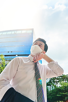 포토 JPG 주간 남자 로우앵글 회사 비즈니스 마스크 한명 서기 정장 상반신 성인 야외 옆모습 여름 30대 한국인 직장인 비즈니스맨 바이러스 더위 사회이슈 땀 성인남자한명만 폭염주의보 코로나바이러스 델타변이바이러스 국내포토 자연요소 직업 1 옷 계절 뷰포인트 컨셉 모션 날씨 사람 동양인 장년 자연재해 남자한명만 성인남자만 파일형식