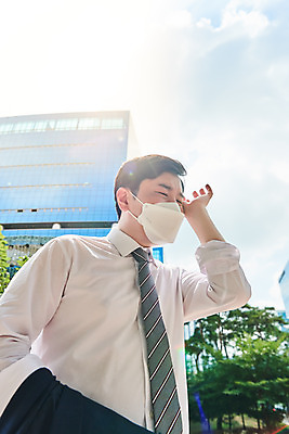 포토 JPG 주간 남자 로우앵글 회사 비즈니스 마스크 한명 서기 정장 상반신 성인 야외 옆모습 여름 30대 한국인 직장인 비즈니스맨 바이러스 더위 사회이슈 땀 성인남자한명만 폭염주의보 코로나바이러스 델타변이바이러스 국내포토 자연요소 직업 1 옷 계절 뷰포인트 컨셉 모션 날씨 사람 동양인 장년 자연재해 남자한명만 성인남자만 파일형식