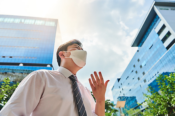 포토 JPG 주간 남자 로우앵글 회사 비즈니스 마스크 한명 서기 정장 상반신 성인 야외 옆모습 여름 30대 한국인 직장인 비즈니스맨 바이러스 더위 사회이슈 땀 성인남자한명만 폭염주의보 코로나바이러스 델타변이바이러스 국내포토 자연요소 직업 1 옷 계절 뷰포인트 컨셉 모션 날씨 사람 동양인 장년 자연재해 남자한명만 성인남자만 파일형식