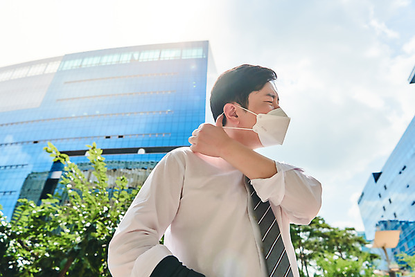 포토 JPG 주간 남자 로우앵글 회사 비즈니스 마스크 한명 서기 정장 상반신 성인 야외 옆모습 여름 30대 한국인 직장인 비즈니스맨 바이러스 더위 사회이슈 땀 성인남자한명만 폭염주의보 코로나바이러스 델타변이바이러스 국내포토 자연요소 직업 1 옷 계절 뷰포인트 컨셉 모션 날씨 사람 동양인 장년 자연재해 남자한명만 성인남자만 파일형식