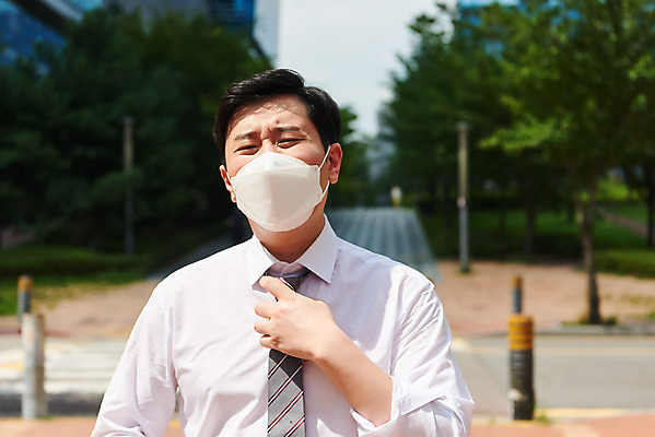 포토 JPG 주간 남자 회사 비즈니스 마스크 한명 서기 정장 상반신 성인 야외 앞모습 여름 30대 한국인 짜증 직장인 비즈니스맨 바이러스 더위 사회이슈 땀 답답함 성인남자한명만 폭염주의보 코로나바이러스 델타변이바이러스 국내포토 자연요소 직업 1 옷 계절 감정 뷰포인트 컨셉 모션 날씨 사람 동양인 장년 감각 자연재해 남자한명만 성인남자만 파일형식