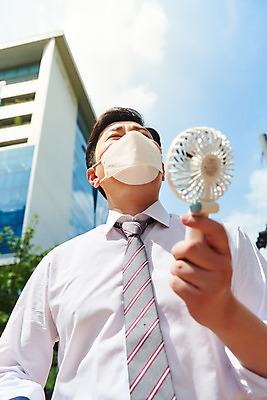 포토 JPG 주간 남자 로우앵글 회사 비즈니스 마스크 한명 서기 정장 상반신 성인 야외 앞모습 여름 30대 한국인 짜증 직장인 비즈니스맨 바이러스 더위 사회이슈 땀 답답함 성인남자한명만 손풍기 폭염주의보 코로나바이러스 델타변이바이러스 국내포토 자연요소 직업 1 옷 계절 감정 뷰포인트 컨셉 모션 날씨 사람 동양인 장년 감각 선풍기 휴대용 자연재해 남자한명만 성인남자만 파일형식