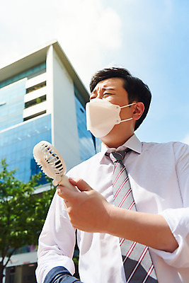 포토 JPG 주간 남자 로우앵글 회사 비즈니스 마스크 한명 서기 정장 상반신 성인 야외 옆모습 여름 30대 한국인 직장인 비즈니스맨 바이러스 더위 사회이슈 땀 성인남자한명만 손풍기 폭염주의보 코로나바이러스 델타변이바이러스 국내포토 자연요소 직업 1 옷 계절 뷰포인트 컨셉 모션 날씨 사람 동양인 장년 선풍기 휴대용 자연재해 남자한명만 성인남자만 파일형식