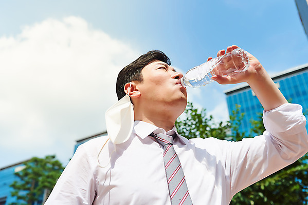 포토 JPG 주간 남자 로우앵글 회사 비즈니스 마스크 한명 서기 정장 상반신 성인 야외 옆모습 여름 30대 한국인 마시기 직장인 비즈니스맨 바이러스 더위 사회이슈 생수 땀 갈증해소 성인남자한명만 폭염주의보 코로나바이러스 노마스크 델타변이바이러스 국내포토 자연요소 직업 1 옷 계절 뷰포인트 컨셉 모션 날씨 사람 동양인 장년 자연재해 물병 해소 남자한명만 성인남자만 파일형식