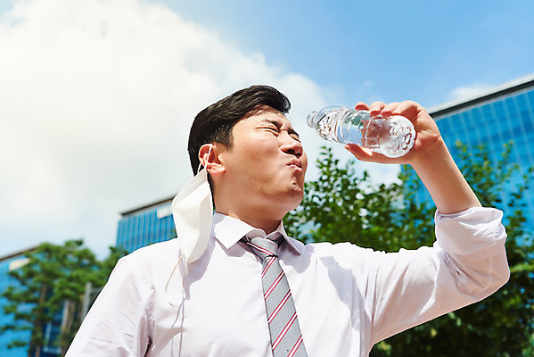 포토 JPG 주간 남자 로우앵글 회사 비즈니스 마스크 한명 서기 정장 상반신 성인 야외 옆모습 여름 30대 한국인 직장인 비즈니스맨 바이러스 더위 사회이슈 생수 땀 갈증해소 성인남자한명만 폭염주의보 코로나바이러스 노마스크 국내포토 자연요소 직업 1 옷 계절 뷰포인트 컨셉 모션 날씨 사람 동양인 장년 자연재해 물병 해소 남자한명만 성인남자만 파일형식