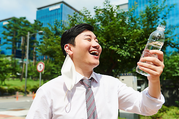 포토 JPG 주간 남자 회사 비즈니스 마스크 한명 서기 정장 상반신 성인 야외 옆모습 여름 30대 한국인 직장인 비즈니스맨 바이러스 더위 사회이슈 생수 땀 갈증해소 성인남자한명만 폭염주의보 코로나바이러스 노마스크 국내포토 자연요소 직업 1 옷 계절 뷰포인트 컨셉 모션 날씨 사람 동양인 장년 자연재해 물병 해소 남자한명만 성인남자만 파일형식