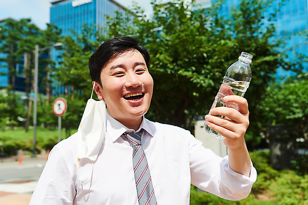 포토 JPG 주간 남자 회사 비즈니스 마스크 한명 서기 미소 들기 정장 상반신 성인 야외 앞모습 여름 30대 한국인 직장인 비즈니스맨 바이러스 더위 사회이슈 생수 땀 갈증해소 성인남자한명만 폭염주의보 코로나바이러스 노마스크 국내포토 자연요소 직업 1 옷 계절 뷰포인트 컨셉 모션 날씨 표정 사람 동양인 장년 자연재해 물병 해소 남자한명만 성인남자만 파일형식